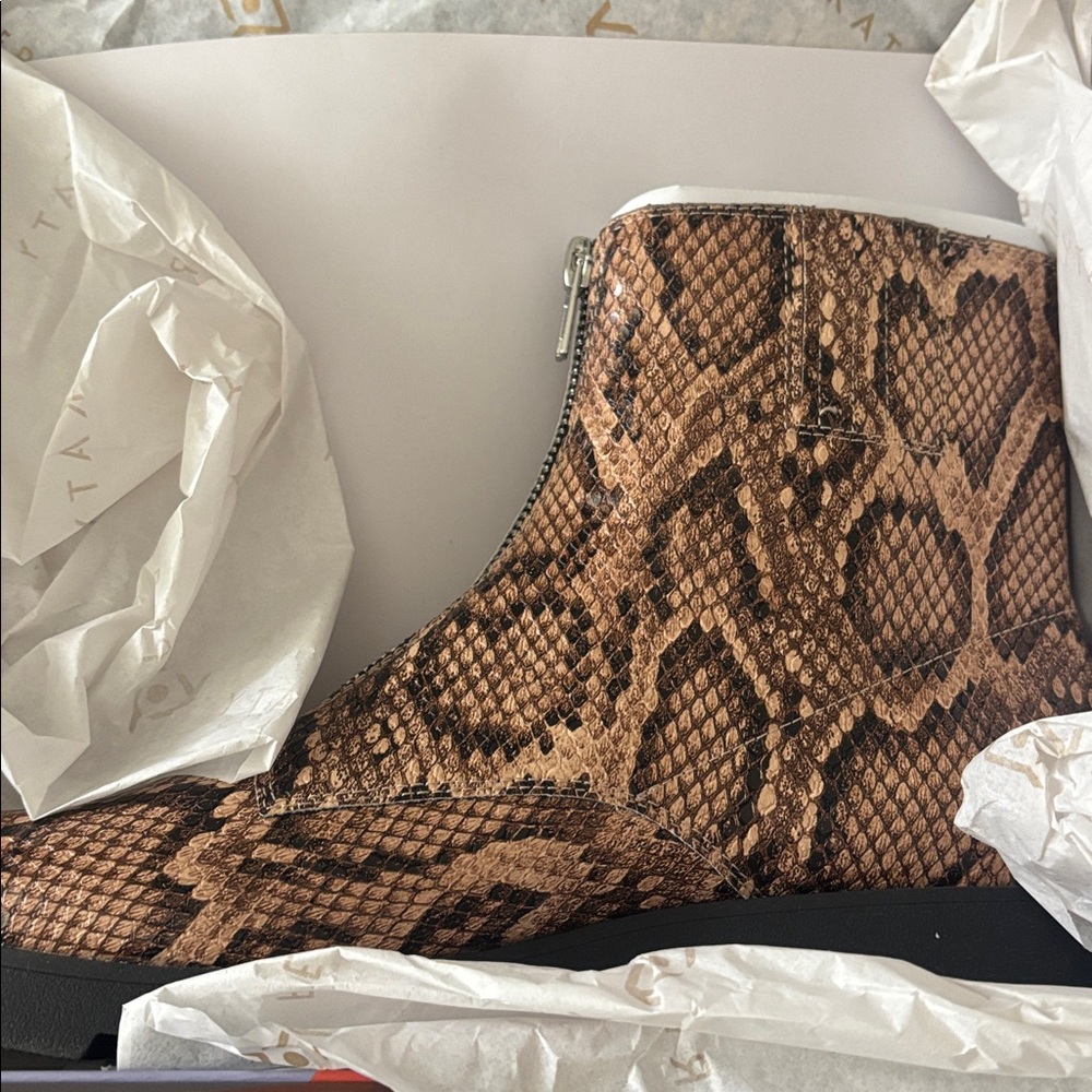 New Women’s Katy Perry Daarling Combat boots. Size 6. Color Cream/Chalk - Picture 4 of 4
